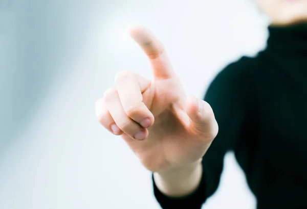 Nahaufnahme Einer Geschäftsfrau Die Digitalen Bildschirm Mit Dem Finger Berührt — Stockfoto