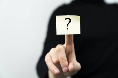 İş kadınının dijital ekrana soru işaretiyle dokunuşunu kapat