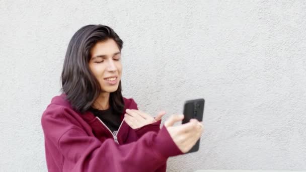 Osoba Niebinarna Korzysta Smartfona Zewnątrz Wykonując Rozmowę Wideo — Wideo stockowe