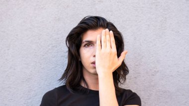 Kameraya poz veren ikili olmayan bir kişinin portresi