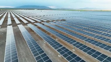 Bir güneş paneli alanı üzerine drone şarjörü