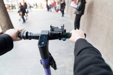 Şehirde elektrikli scooter sürmek, kişisel bakış açısı