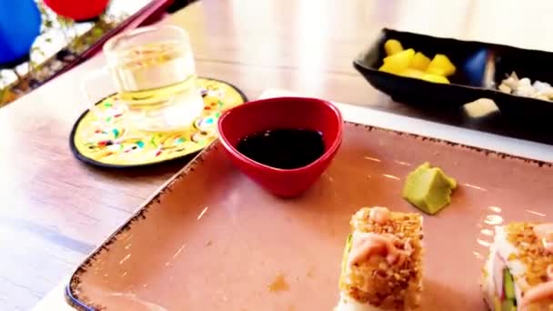 Mujer Comiendo Sushi Restaurante Japonés — Vídeos de Stock