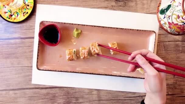 Mujer Comiendo Sushi Restaurante Japonés — Vídeos de Stock