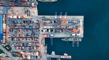 Denizdeki konteynır ve konteynır gemilerinin hava görüntüsü