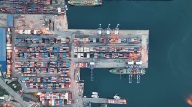 Denizdeki konteynır ve konteynır gemilerinin hava görüntüsü
