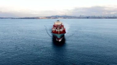 Lojistik, nakliye, ithalat ya da taşımacılık için güzel dalga desenli yeşil denizde tam yük konteynırı..