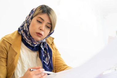Modern ofiste türbanlı bir iş kadınının portresi.