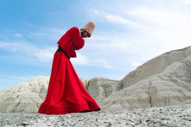 Gün batımı ve dağda dönme, Sufi. Sufi girdabı (Türkçe: Semazen), Sufiler arasında ortaya çıkan bir Sama ya da fiziksel olarak aktif meditasyondur..