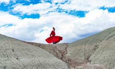 Gün batımı ve dağda dönme, Sufi. Sufi girdabı (Türkçe: Semazen), Sufiler arasında ortaya çıkan bir Sama ya da fiziksel olarak aktif meditasyondur..