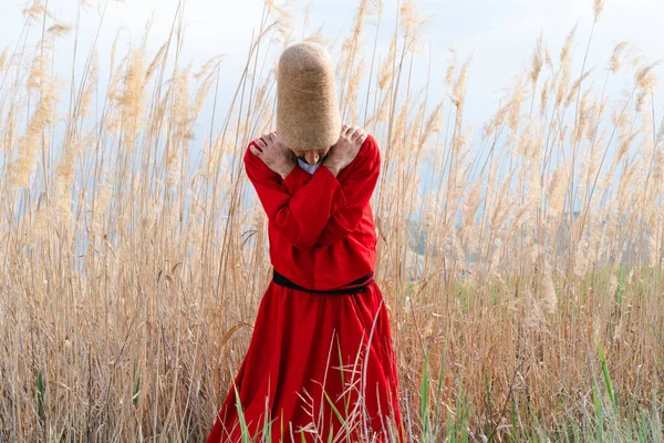 Gün batımı ve dağda dönme, Sufi. Sufi girdabı (Türkçe: Semazen), Sufiler arasında ortaya çıkan bir Sama ya da fiziksel olarak aktif meditasyondur.