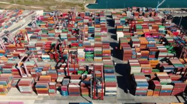 İstanbul, Türkiye 17 Haziran 2023: Long Beach Konteynır Avlusu Hava Limanı. 