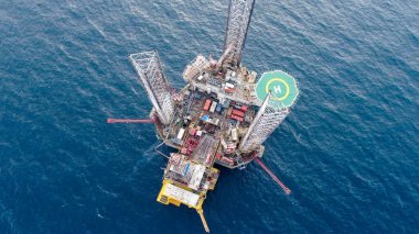 Petrol platformu. Offshore petrol platformu büyük bir su kütlesi içinde