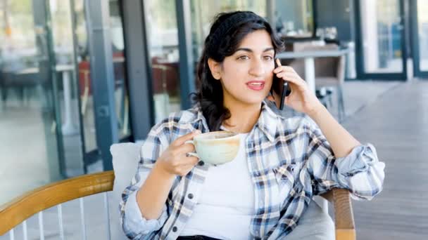 Mujer Moderna Hablando Por Teléfono Celular Mientras Está Sentado Cafetería — Vídeos de Stock