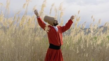 Güneş batıyor ve dönüyor, sufi. Sufi girdabı (Türkçe: Semazen), Sufiler arasında ortaya çıkan bir Sama ya da fiziksel olarak aktif meditasyondur..