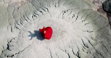 Gün batımı ve dağda dönme, Sufi. Sufi girdabı (Türkçe: Semazen), Sufiler arasında ortaya çıkan bir Sama ya da fiziksel olarak aktif meditasyondur..