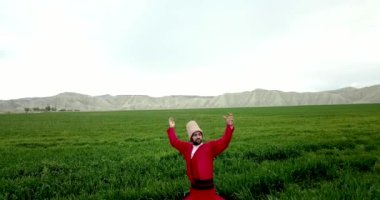 Güneş batıyor ve dönüyor, sufi. Sufi girdabı (Türkçe: Semazen), Sufiler arasında ortaya çıkan bir Sama ya da fiziksel olarak aktif meditasyondur..