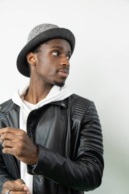 Siyah şapkalı ve deri ceketli adam.