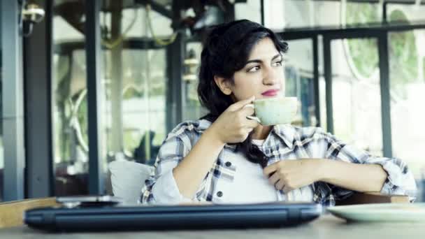 Portret Kobiety Korzystającej Kawy Kawiarni Świeżym Powietrzu — Wideo stockowe