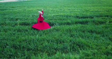 Dönen dervişler. Açık havada dönüyorsun, Sufi. Sufi Dönüşü (Türkçe: Semazen)