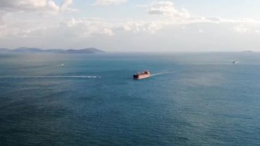 Limandaki kargoyu taşımak için denize açılan hava görüntülü konteynır gemisi.