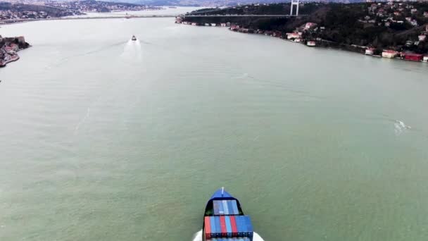 海上におけるコンテナ船及びコンテナ船の空中展望 — ストック動画