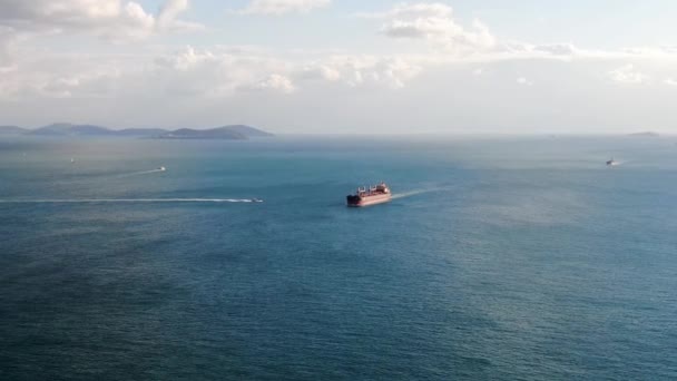 Limandaki Kargoyu Taşımak Için Denize Açılan Hava Görüntülü Konteynır Gemisi — Stok video