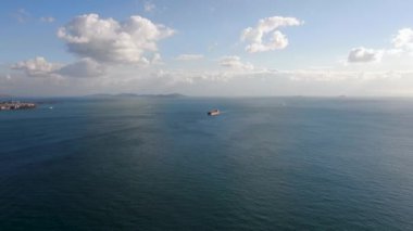 Limandaki kargoyu taşımak için denize açılan hava görüntülü konteynır gemisi.