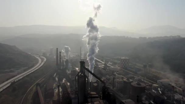 製鉄所の煙と炎 白煙汚染空の詳細 — ストック動画