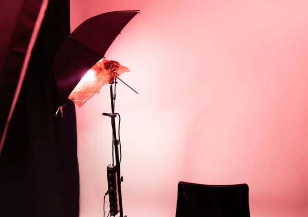 Stüdyoda kırmızı kamera ışığı