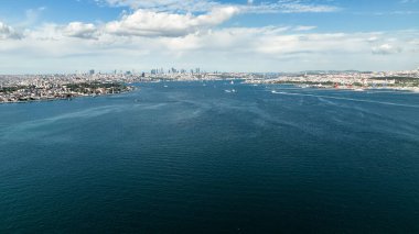Kargo konteynırlarıyla birlikte yük gemisinin hava görüntüsü.