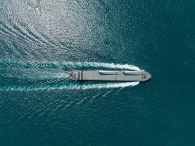 Lojistik, nakliye, ithalat ya da taşımacılık için güzel dalga desenli yeşil denizde tam yük konteynırı..