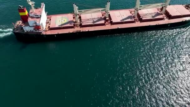 Luchtfoto Van Vrachtschip Met Vrachtcontainers — Stockvideo