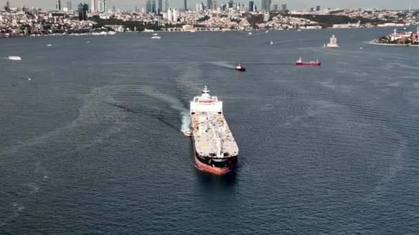貨物コンテナ付き貨物船の空中展望 — ストック動画