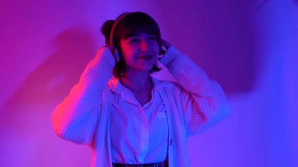 Jeune Femme Brune Dansant Rythmiquement Écouter Musique Grâce Des Écouteurs — Video