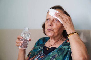 Son sınıf öğrencisi terliyor. Evde sıcak çarpması geçiriyor.