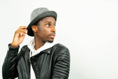 Siyah deri ceketli ve şapkalı yakışıklı Afro-Amerikan adam. 