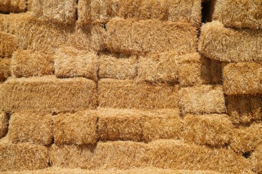 Yığılmış saman balyaları, yakın plan. 