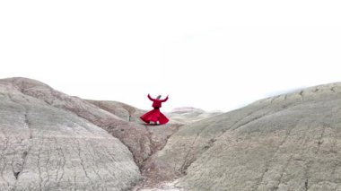 Sufi dansı, dansçı derviş, semazen, dönen dervişler, kendi etrafında dönen derviş adam, kendi etrafında dönen dans, dini dans