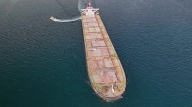 Kargo konteynırlarıyla birlikte yük gemisinin hava görüntüsü..
