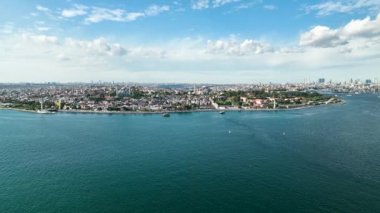 İstanbul Boğazı 'ndan geçen yük gemileri ve İstanbul manzarası