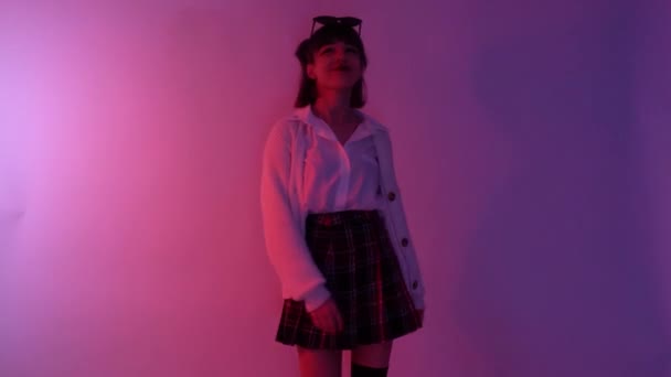 Renkli Parlak Neon Işıklarıyla Stüdyoda Poz Veren Yüksek Model Kadın — Stok video