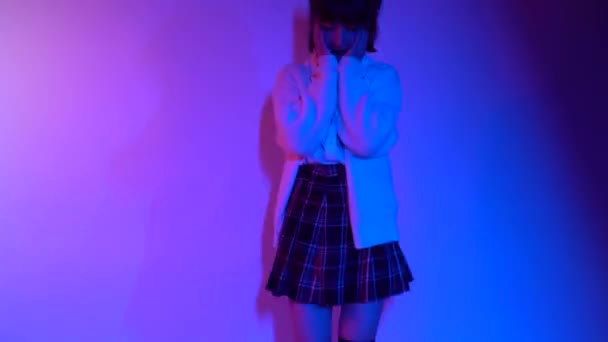 Modello Alta Moda Donna Colorate Luminose Luci Neon Blu Viola — Video Stock