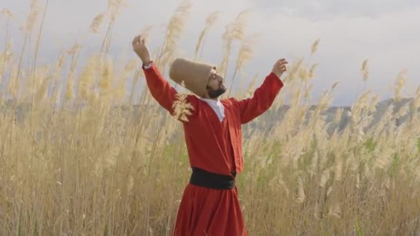 スーフィーダンス ダンサーデルヴィシュ セムニス ウォーリングデルヴィシュは 彼らが自分自身の周りを回転し 自分自身の周りを回転し 宗教的なダンスを回転するデルヴィッシュ — ストック動画