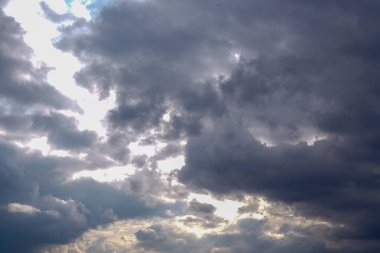 Kara yağmur bulutları. Fırtınalı bulutlu gökyüzü