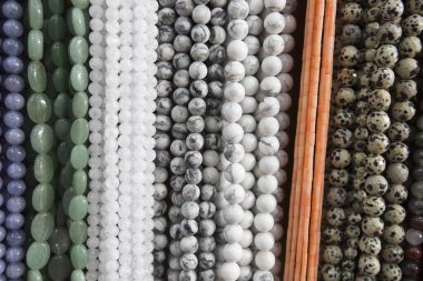 Çeşitli renkli taşlar kuvars, mermerler, Cevher mineralleri, closeup gems kullanım manevi kuvvet insan içeren süsleme ve dekorasyon takı inanıyor gibi