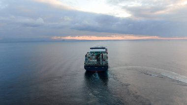 Ultra büyük konteynır gemisinin hava görüntüleri.