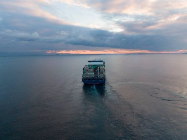 Ultra büyük konteynır gemisinin hava görüntüleri.