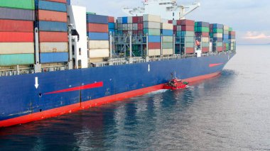 Ultra büyük konteynır gemisinin hava görüntüleri.