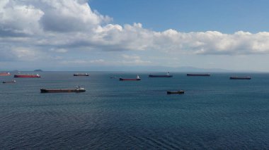 Kargo konteynırlarıyla birlikte yük gemisinin hava görüntüsü. Uluslararası ticari kargo gemisi